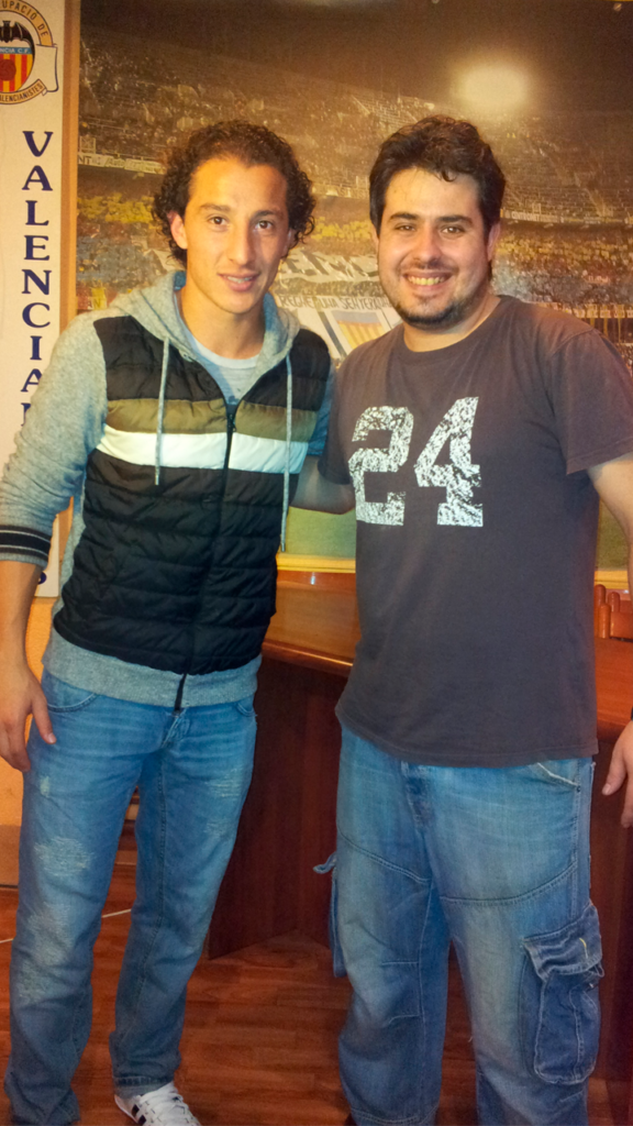 Andres Guardado junto a Charlie Torres, director de REDTORRES